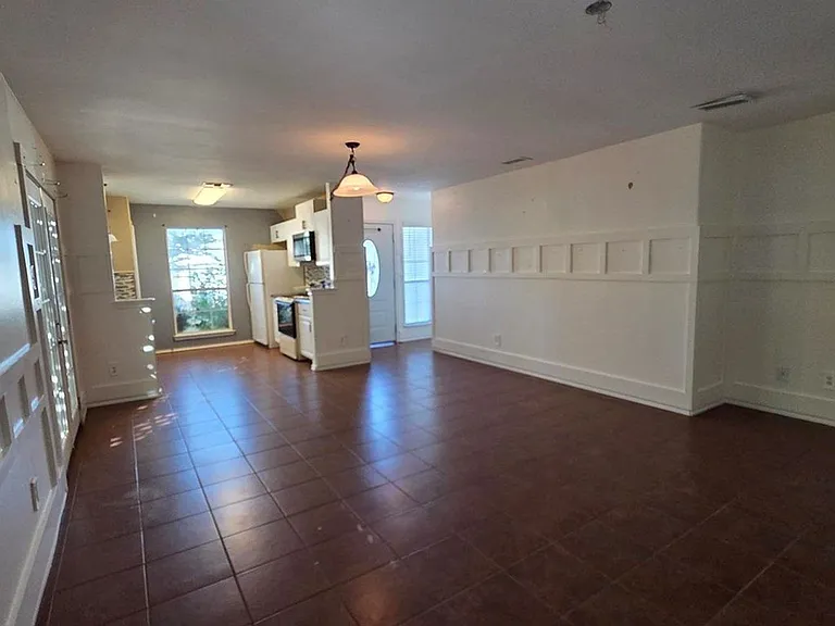 121 Amelia Ct — Photo 9