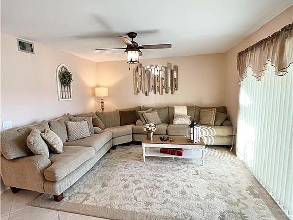 4th image of 7320 Glenmoor Ln #205