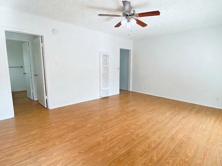 13860 Burbank Blvd — Photo 46