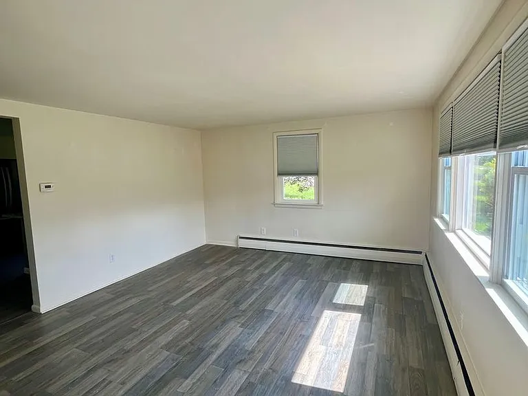 429 Belmont St — Photo 2