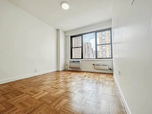 Rented by Manhattan Realty Group | media 25