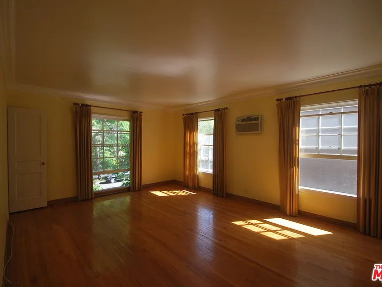 325 N Palm Dr #E — Photo 3
