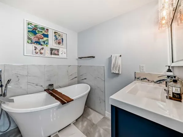 3304 W 46th St SW, Calgary, AB T3E 3W8