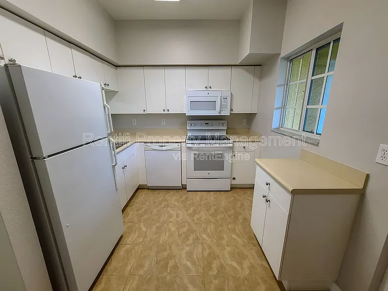 8513 Bernwood Cove Loop #208 — Photo 9