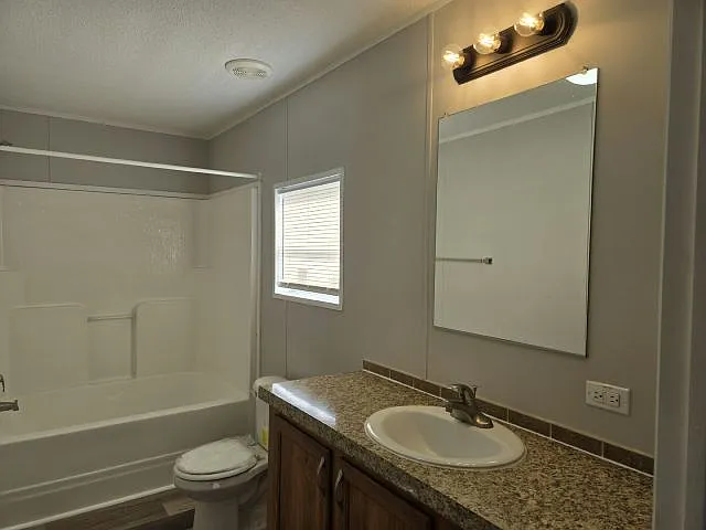 3 bed, 2.0 bath, 1040 sqft, $2,020 — Photo 4