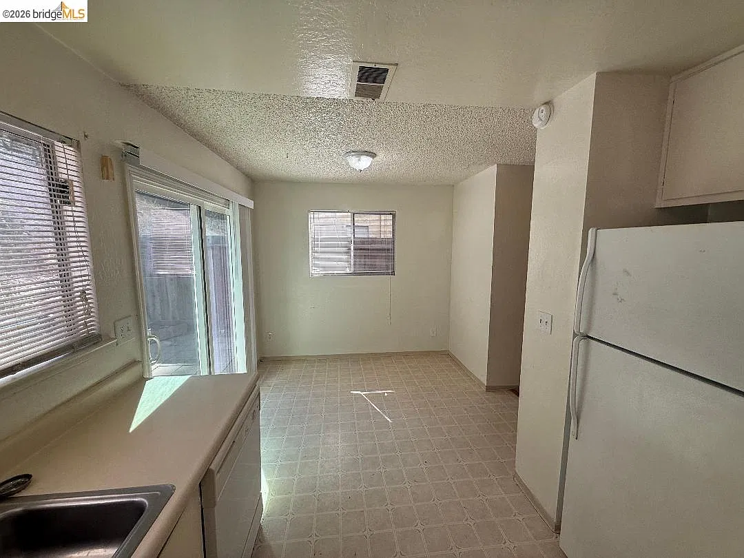 5 bed, 3.0 bath, 2080 sqft, $2,000 — Photo 3