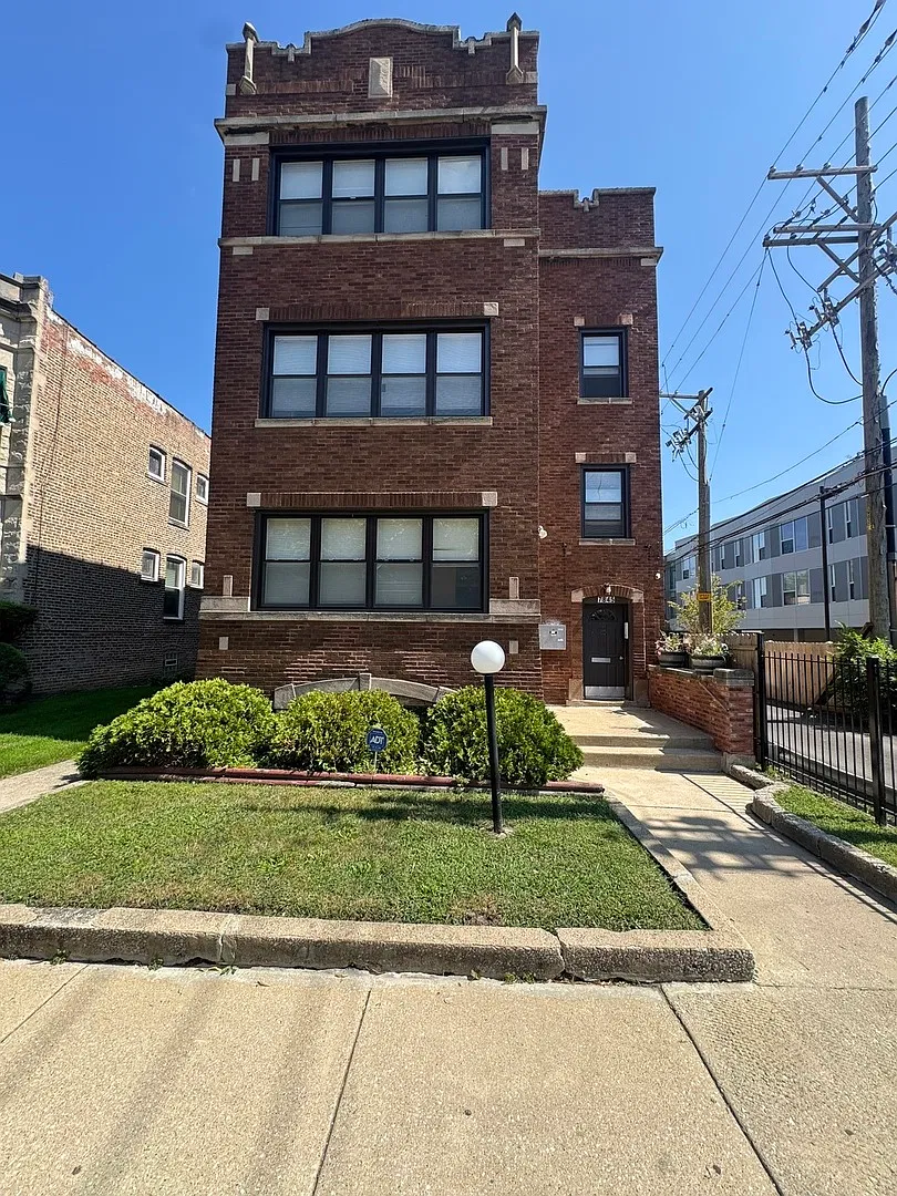 3 bed, 1000 sqft, $1,800 — Photo 1