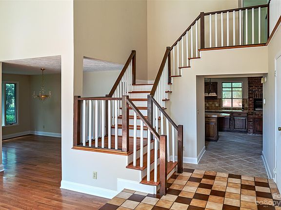 3rd image of 4006 Kingscote Cir