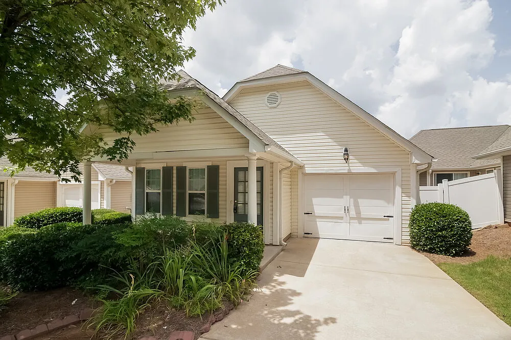 3 bed, 2.0 bath, 1314 sqft, $1,885 — Photo 1