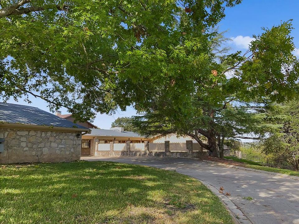1st image of 402 Highlands Dr