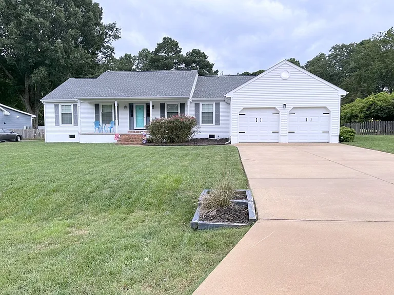 32 Riverside Dr — Photo 1