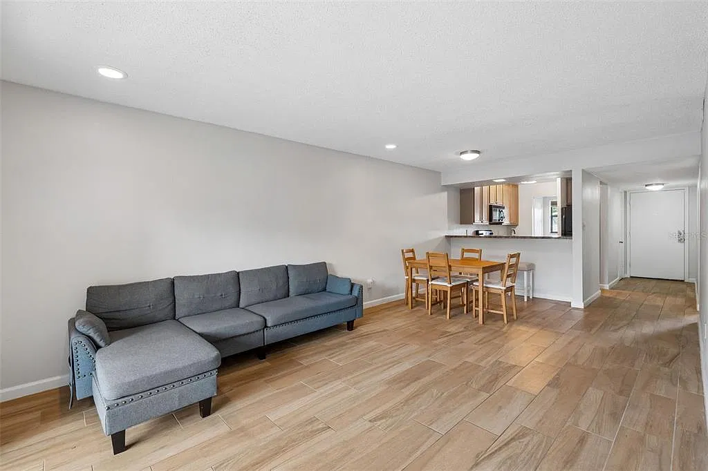 2 bed, 2.0 bath, 890 sqft, $1,950 — Photo 3