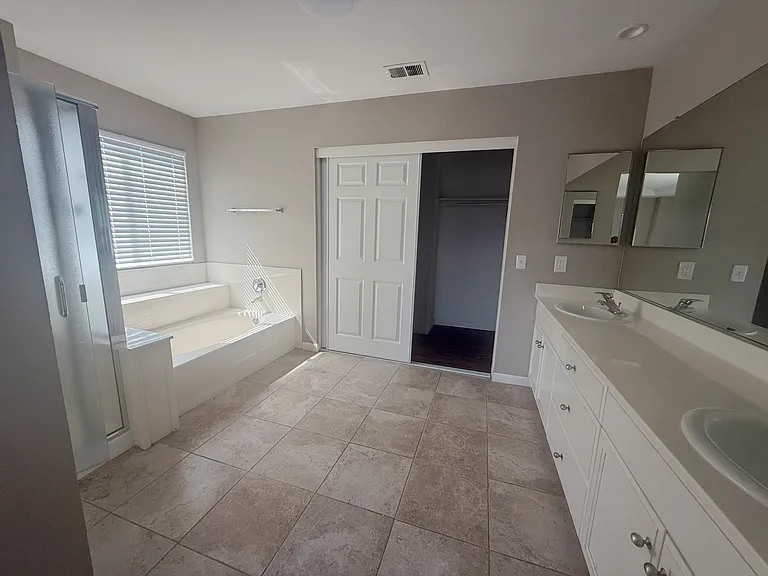 388 Burlington Dr — Photo 10