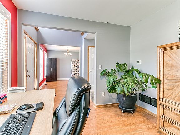 4th image of 1109 9th Ave SE