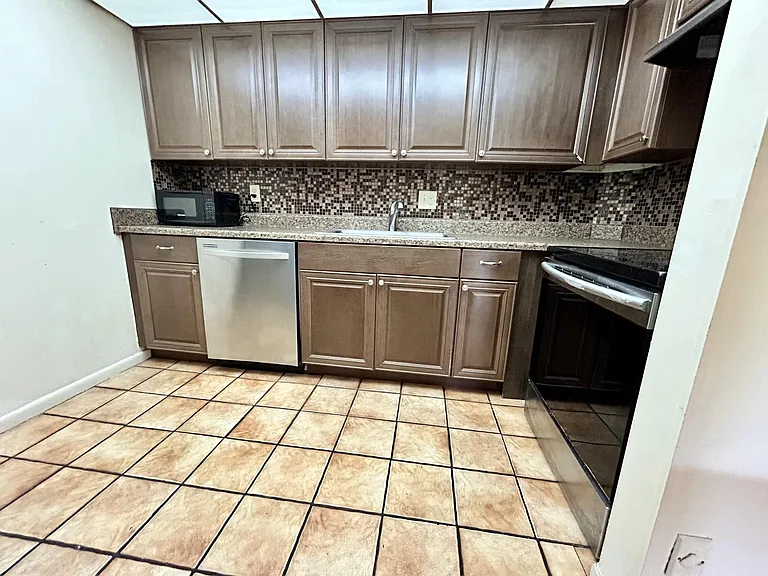 642 NW 13th St #35 — Photo 4
