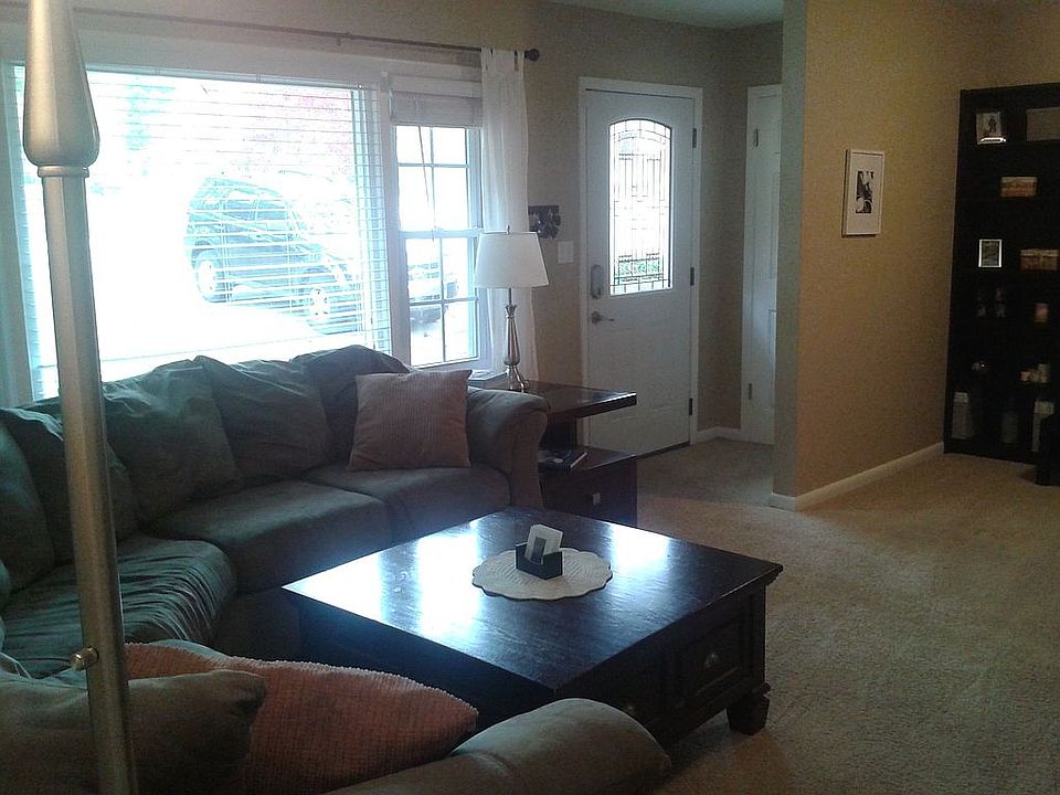 Living room/front entrance