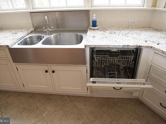 3rd image of 7106 Bloomsbury Ln