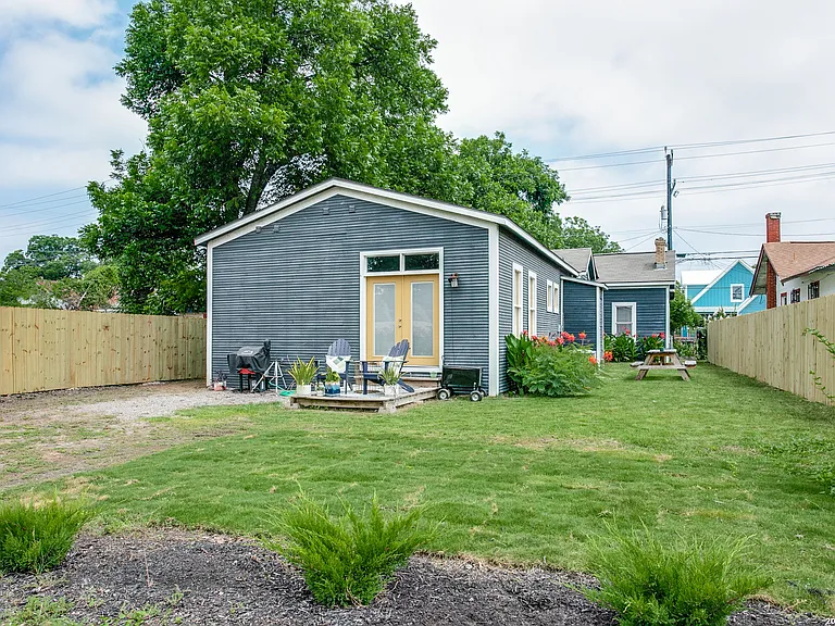 312 Burleson St — Photo 24