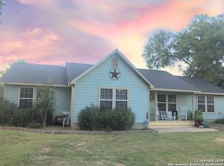 612 Zig Zag Ave, Devine, TX 78016