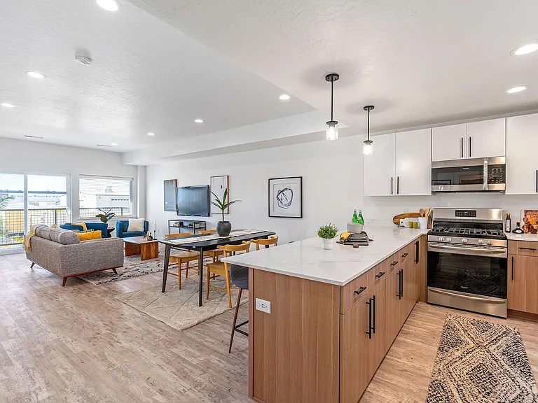 Central Heights Townhomes — Photo 9