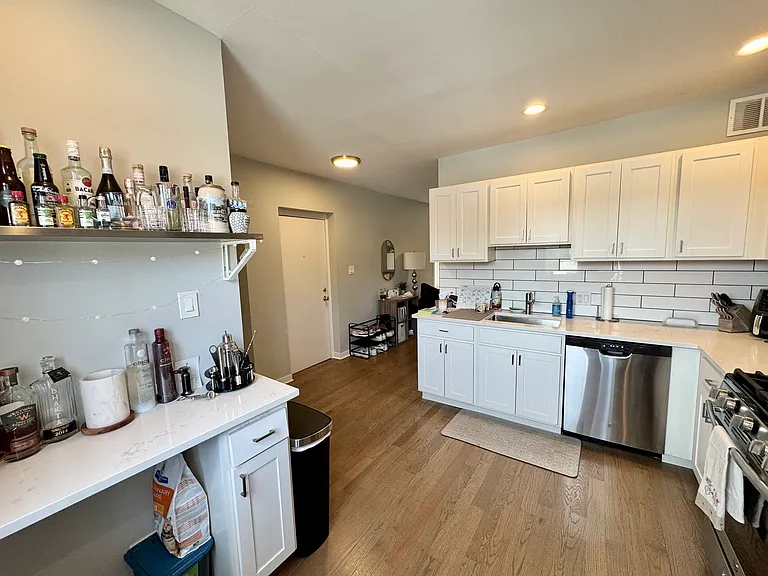 2022 W Division St #2B — Photo 22