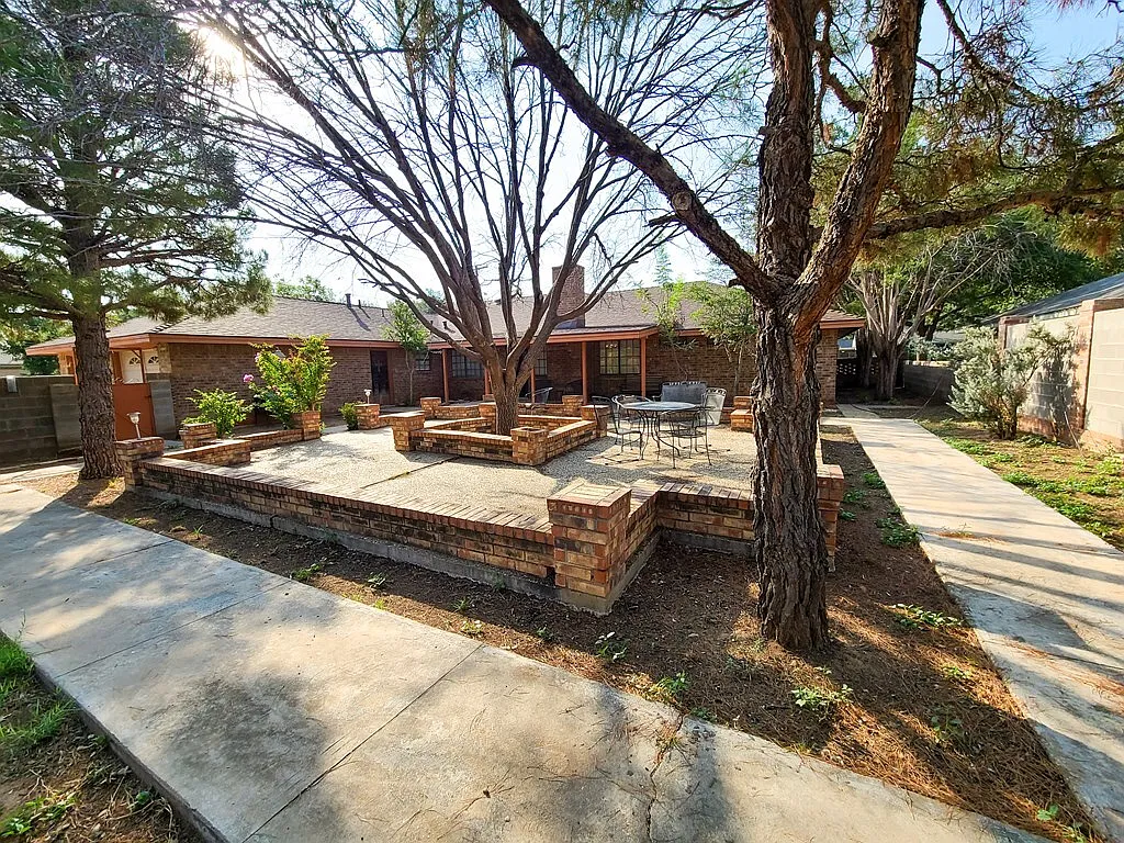 2900 Goddard - 1 — Photo 2