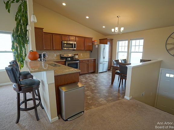 4th image of 9080 Country View Dr