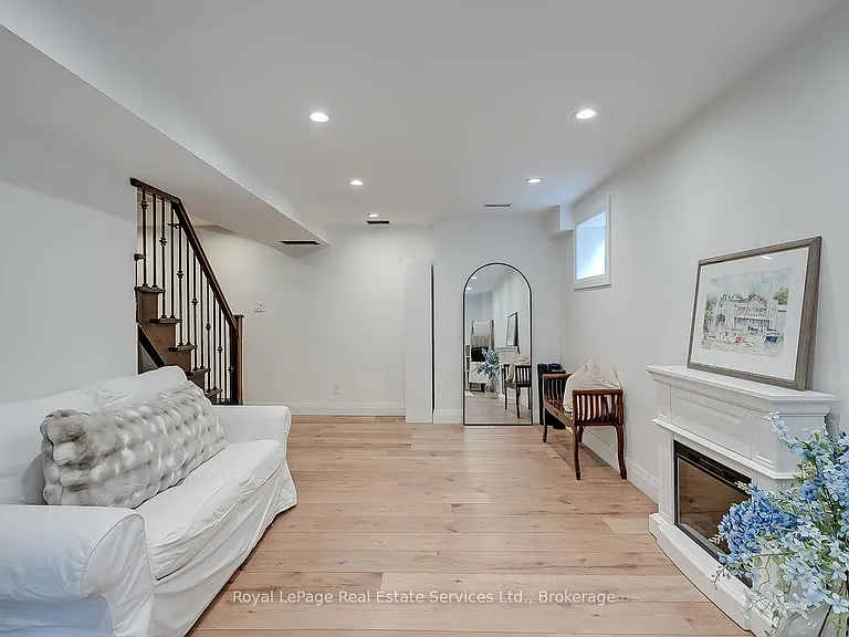 1484 Princeton Cres — Photo 27
