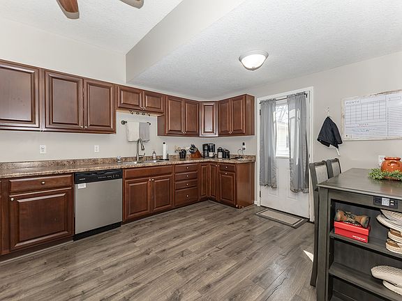 5th image of 516 W Wells St