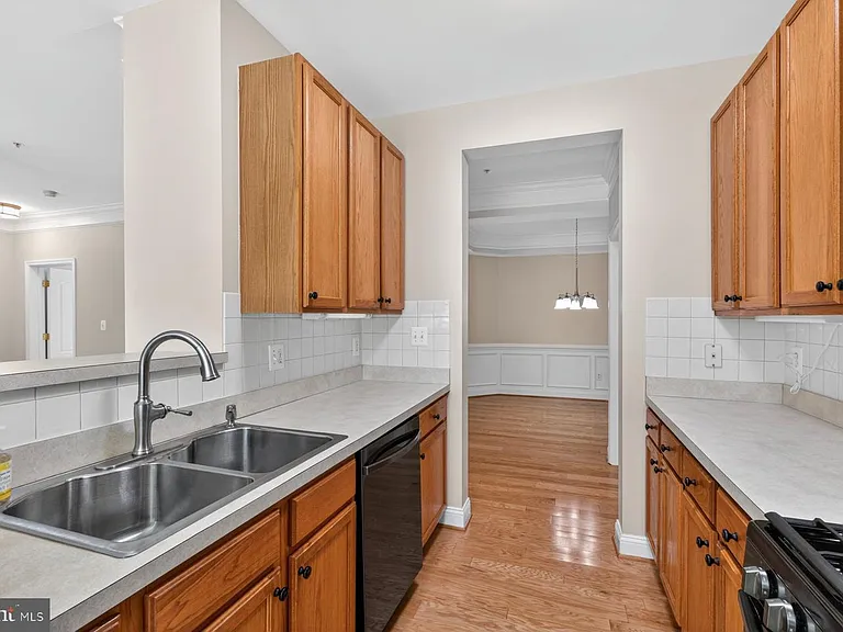 2111 Ganton Grn #208E — Photo 12
