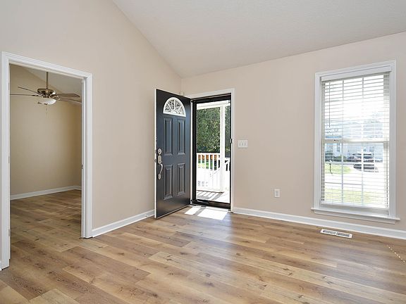 5th image of 8 Montvale Dr