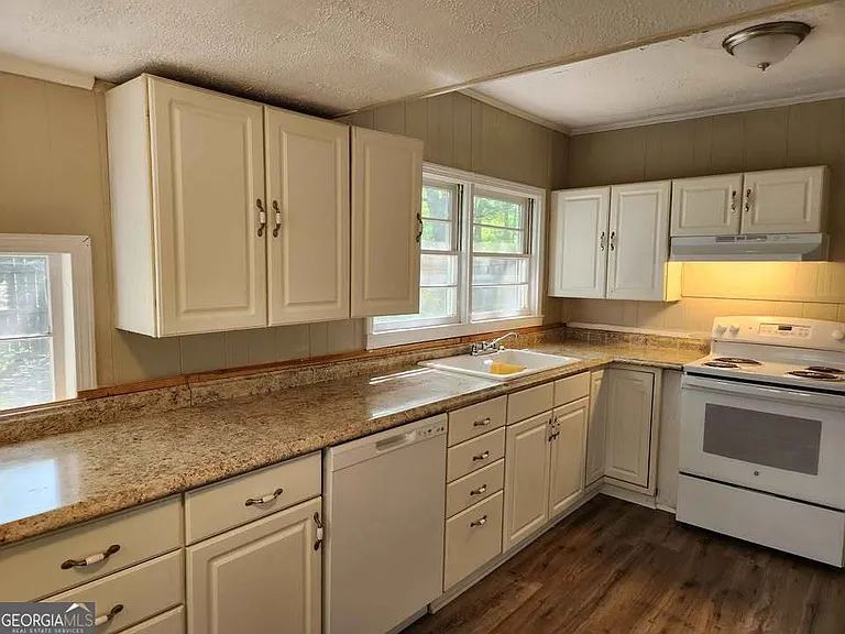 631 Davis Ave — Photo 3