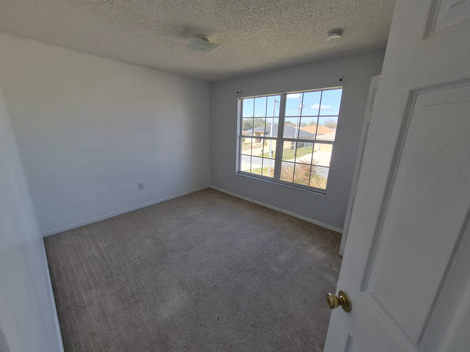 4 bed, 2.5 bath, 2113 sqft, $2,100 — Photo 2