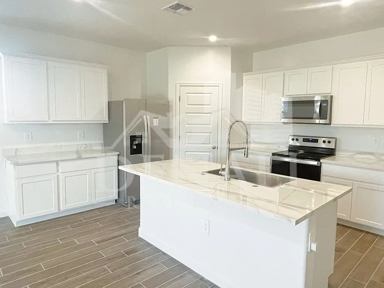2760 W Stradling Ave — Photo 7