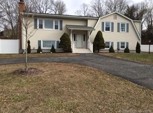 9 Connshire Dr, Waterford, CT 06385