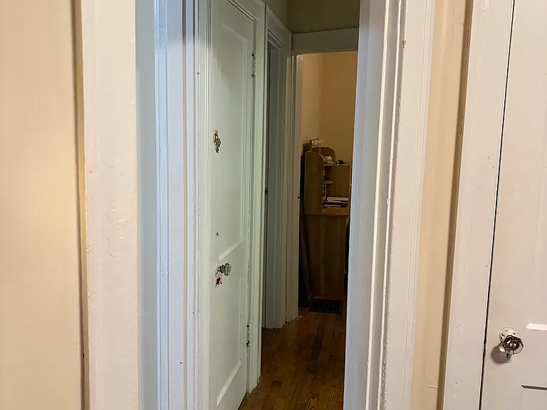 453 Oldham Ave — Photo 2