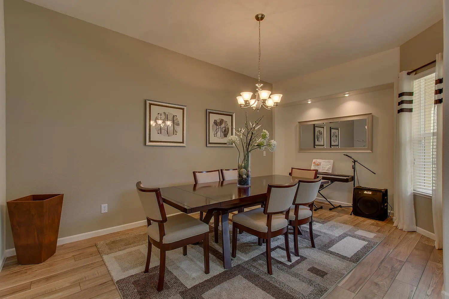4 bed, 2.0 bath, 2324 sqft, $2,950 — Photo 4