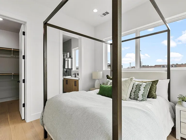 815 E 5th St #209 — Photo 13