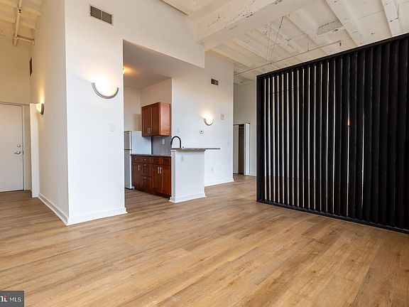 4th image of 109 W Wildey St #110