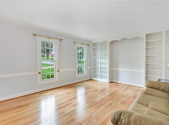 4th image of 2117 Lake Surrey Dr