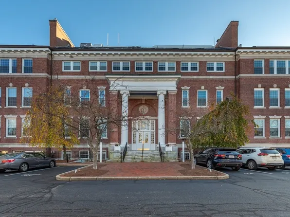 52 Sanborn St APT 205, Reading, MA 01867