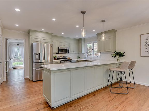 3rd image of 9 Roundhill Ct