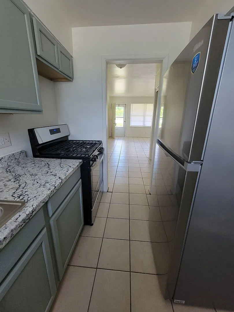 2BR/1BA Updated Home Vouchers Welcome! — Photo 4