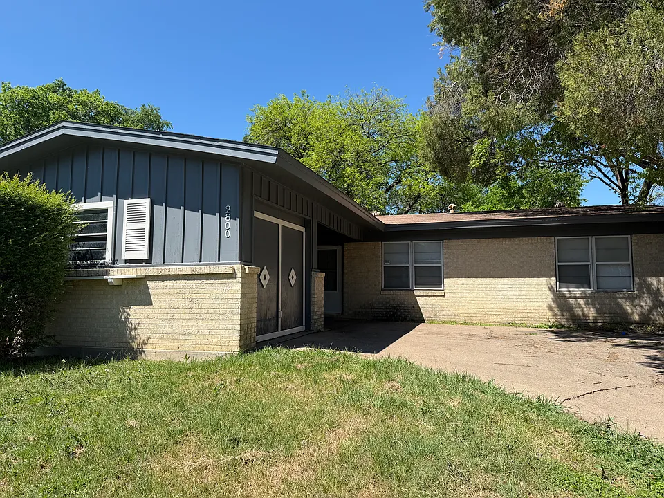 2800 W Fuller Ave