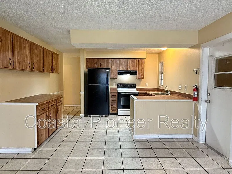 3 bed, 2.0 bath, 1448 sqft, $1,650 — Photo 2