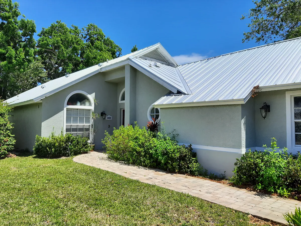 Photo 2 of 19 - 572 10th Pl - Vero Beach, FL Building Photo - 572 10th Pl
