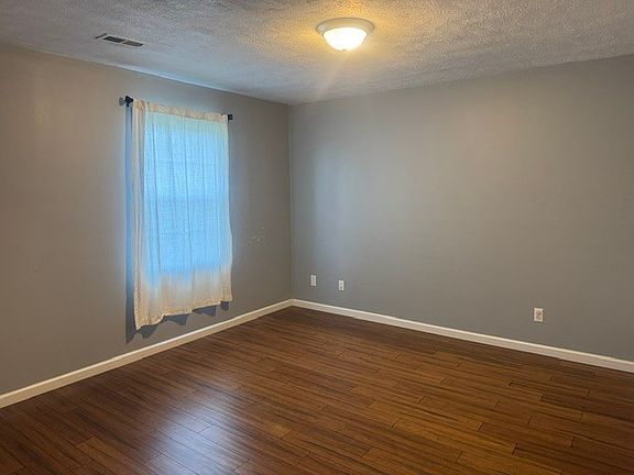 5th image of 5953 Farmers Rd #D