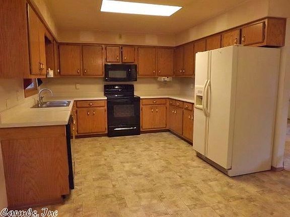 5th image of 16 Huron Dr