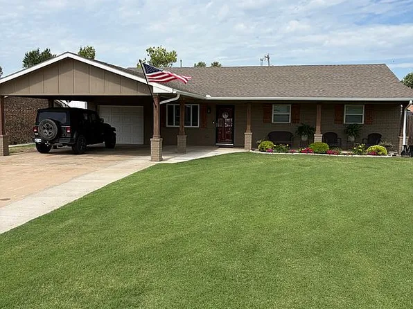 913 N Main St, Mooreland, OK 73852