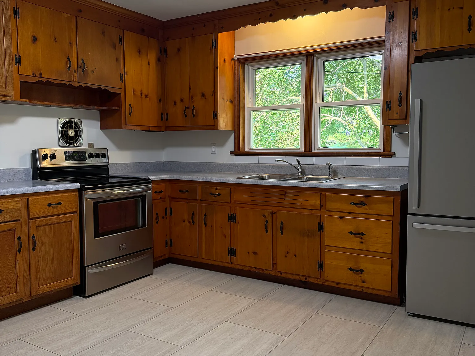 3 bed, 1152 sqft, $2,000 — Photo 2